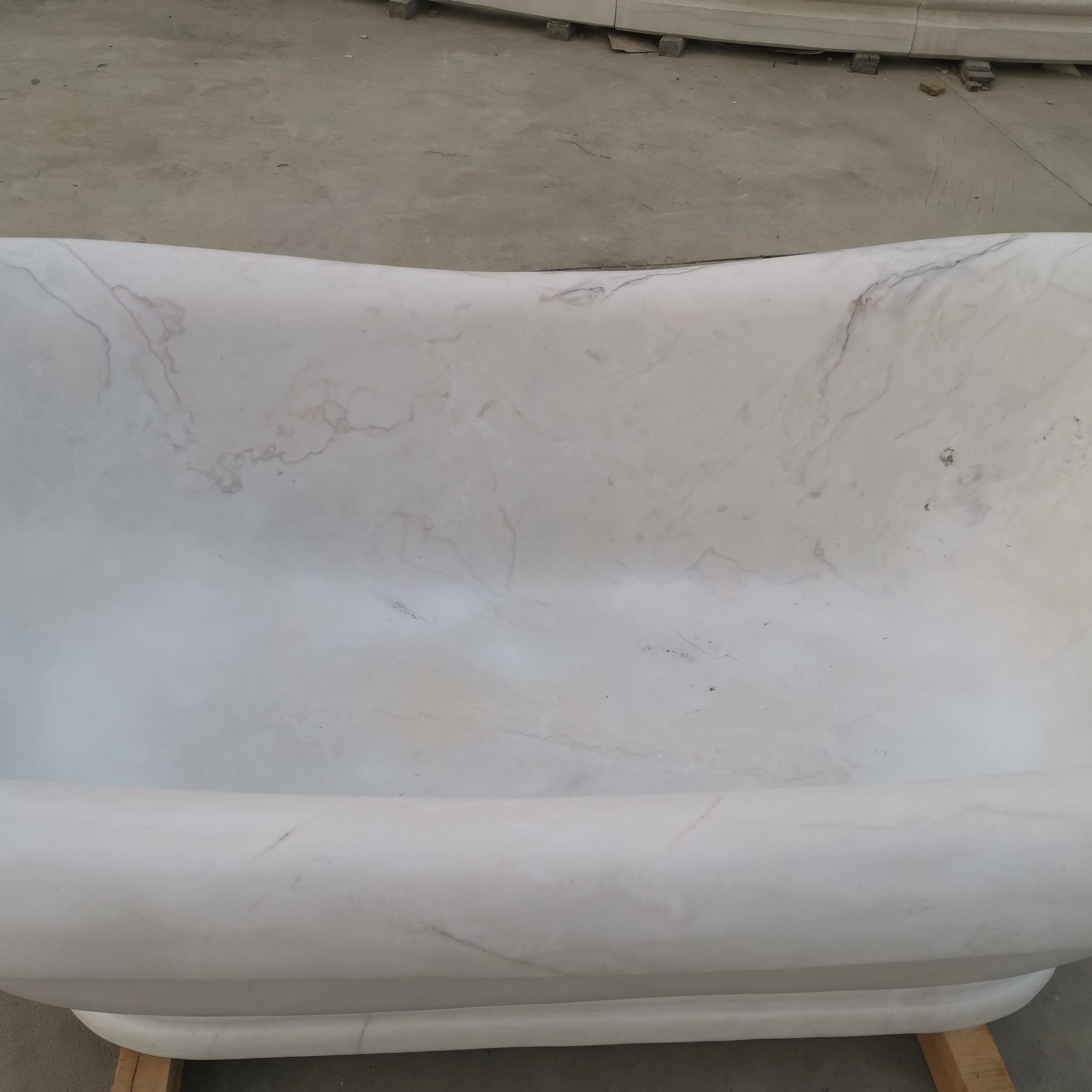 Marble bathtub — image 1